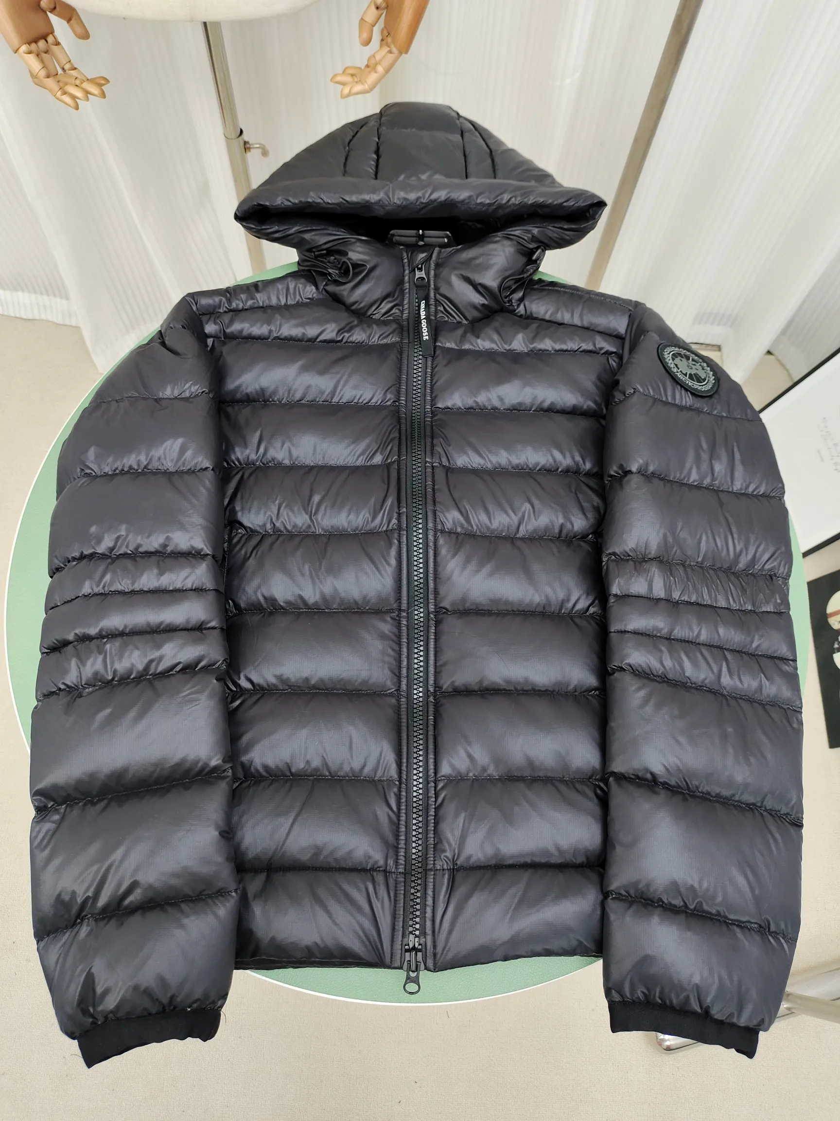 P840 𝘾𝘼𝙉𝘼𝘿𝘼 𝙂𝙊𝙊𝙎𝙀/Canada Goose 2227 thin and light model. It’s super lightweight and doesn’t feel any weight on your upper body at all! Show more temperament‼  Canada Goose, a Canadian brand, has always been recognized as the warmest down jacket. Various Instagram celebrities, Internet celebrities, and celebrities often wear it for street photos. I make Canada Goose every year, but I still can’t get rid of my love for the goose. No matter how cold the winter is, there is no need to be afraid. Canada Goose is the legendary warmest down jacket and is known as a must-have for Arctic outdoor sports! The most popular down jacket in the world, celebrities are rushing to buy it, it is a must-have! Code number: XS-2XL Color: silver gray (red label) silver gray (black label), black (red label), black (black label), dark blue